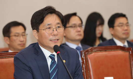 성윤모 산업통상자원부장관 후보자가 19일 국회에서 열린 인사청문회에서 의원질의에 답변하고 있다. <연합뉴스>